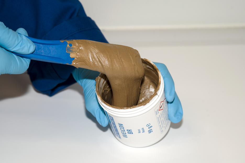 WEICON BR | système à base de résines époxy chargé de bronze pour la réparation et le moulage
