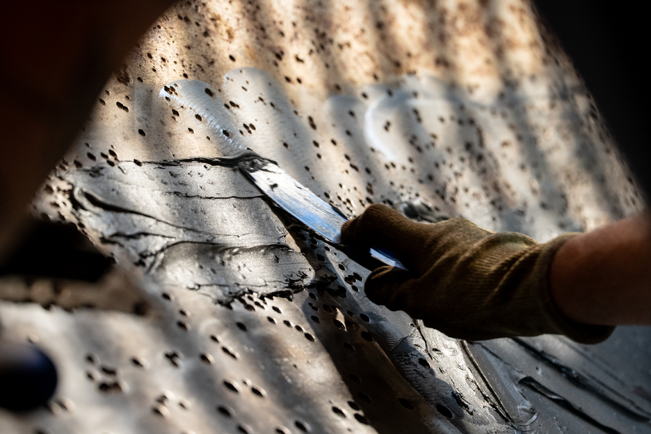Plastic Metal HB 300 | high-temperature-resistant epoxy resin system for repairs and moulding