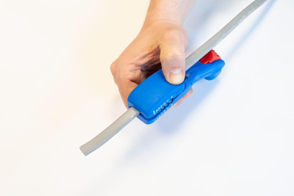 Flat and Round Cable Stripper | for all standard flat cables up to 18 mm wide and all standard round cables with a diameter of 6–13 mm