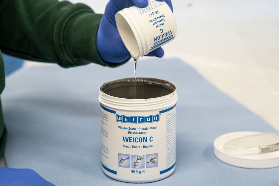 WEICON C | Adhésif à base de résines époxy chargé d'aluminium pour la réparation et le moulage