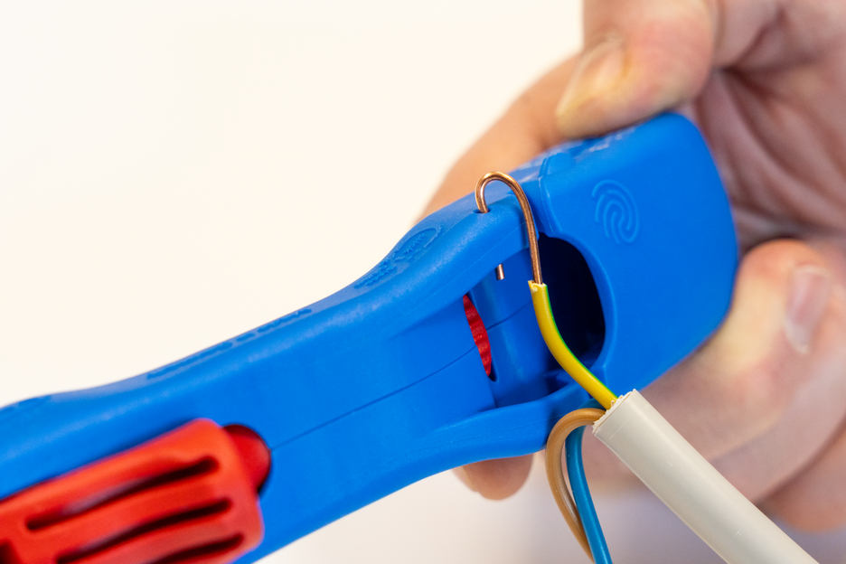 Flat and Round Cable Stripper | for all standard flat cables up to 18 mm wide and all standard round cables with a diameter of 6–13 mm