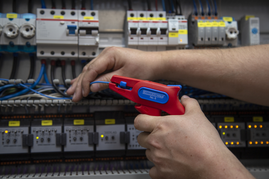 Pince à dénuder No. 6 | pour les travaux sous tension jusqu'à 1.000 volts, capacité 0,2 - 6,0 mm².