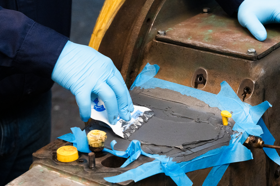 Plastic Metal HB 300 | high-temperature-resistant epoxy resin system for repairs and moulding
