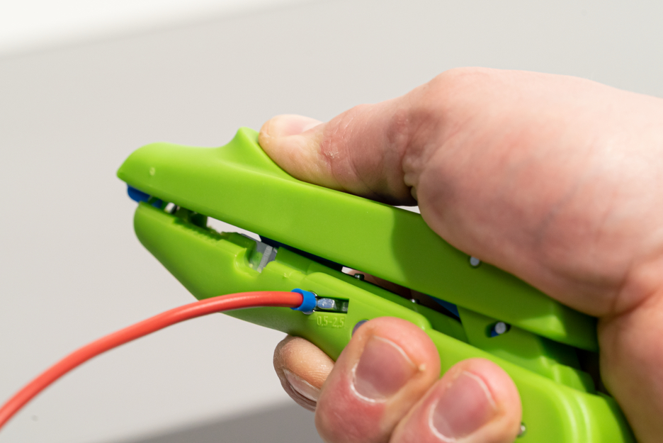 Dénude-Câbles No. 300 Green Line | pour dénuder et sertir, capacité 0,5 mm² - 6,0 mm²