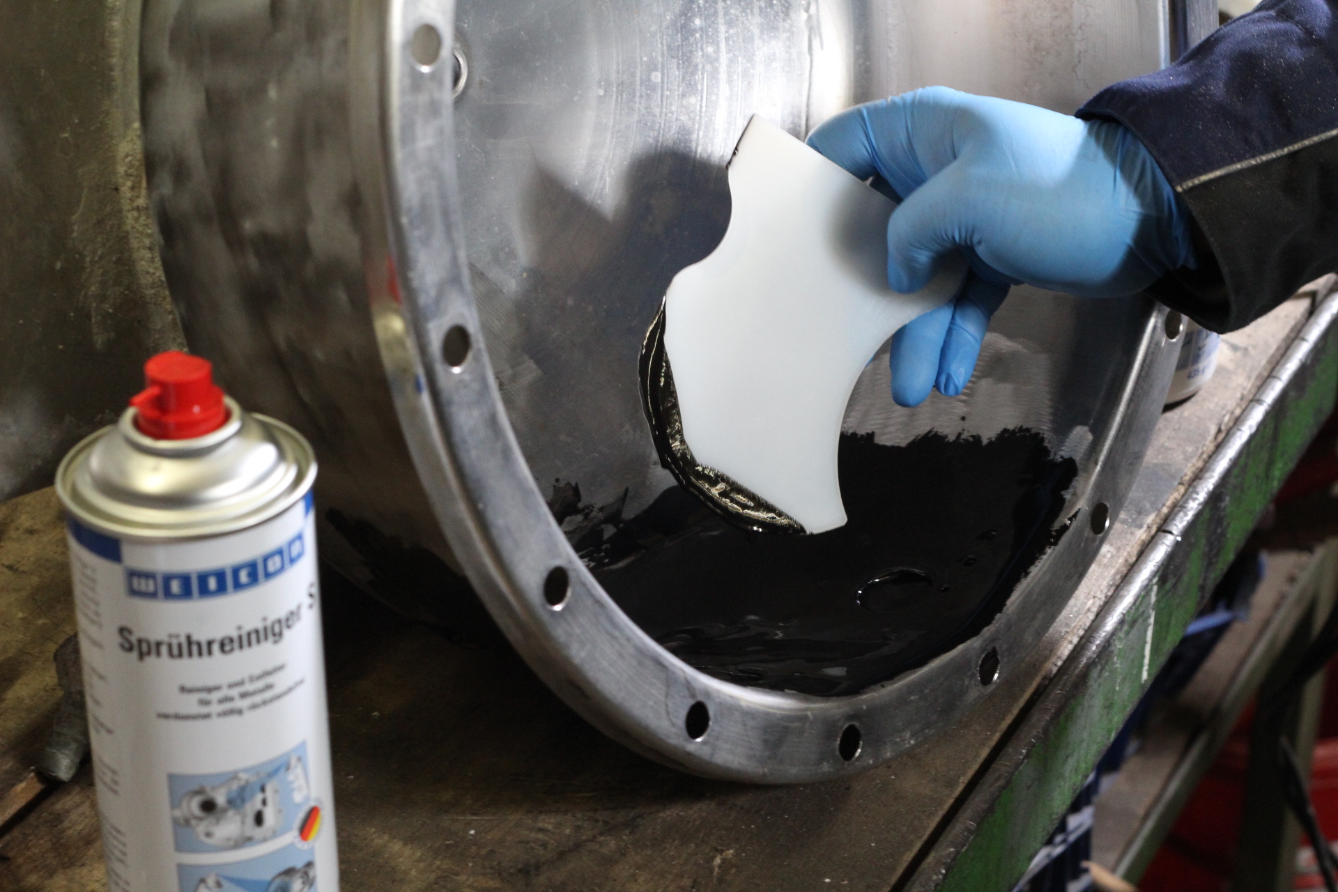 Plastic Metal WR | steel-filled liquid epoxy resin system for casting and gap compensation