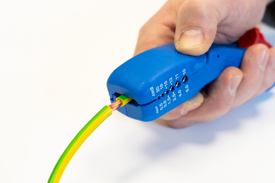 Flat and Round Cable Stripper | for all standard flat cables up to 18 mm wide and all standard round cables with a diameter of 6–13 mm