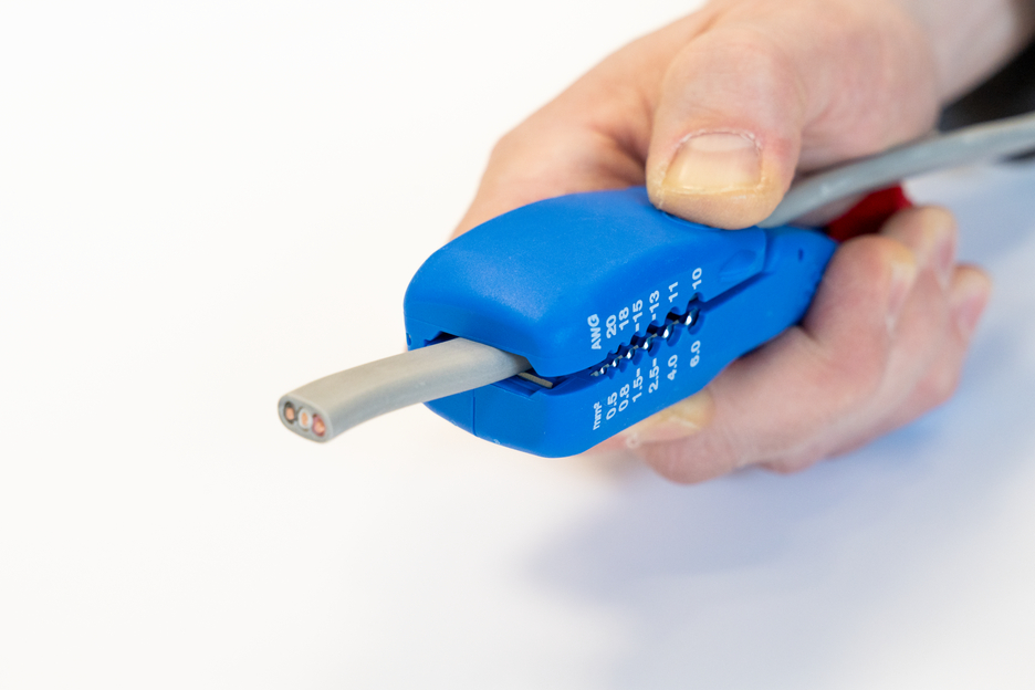 Flat and Round Cable Stripper | for all standard flat cables up to 18 mm wide and all standard round cables with a diameter of 6–13 mm