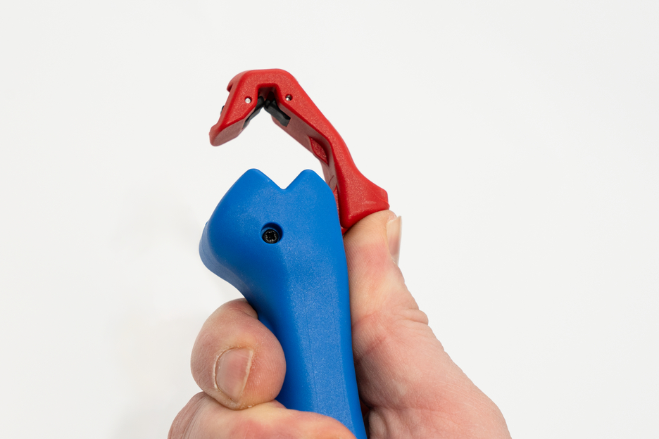 Flat and Round Cable Stripper | for all standard flat cables up to 18 mm wide and all standard round cables with a diameter of 6–13 mm