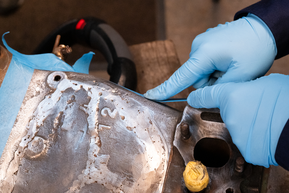 Plastic Metal HB 300 | high-temperature-resistant epoxy resin system for repairs and moulding