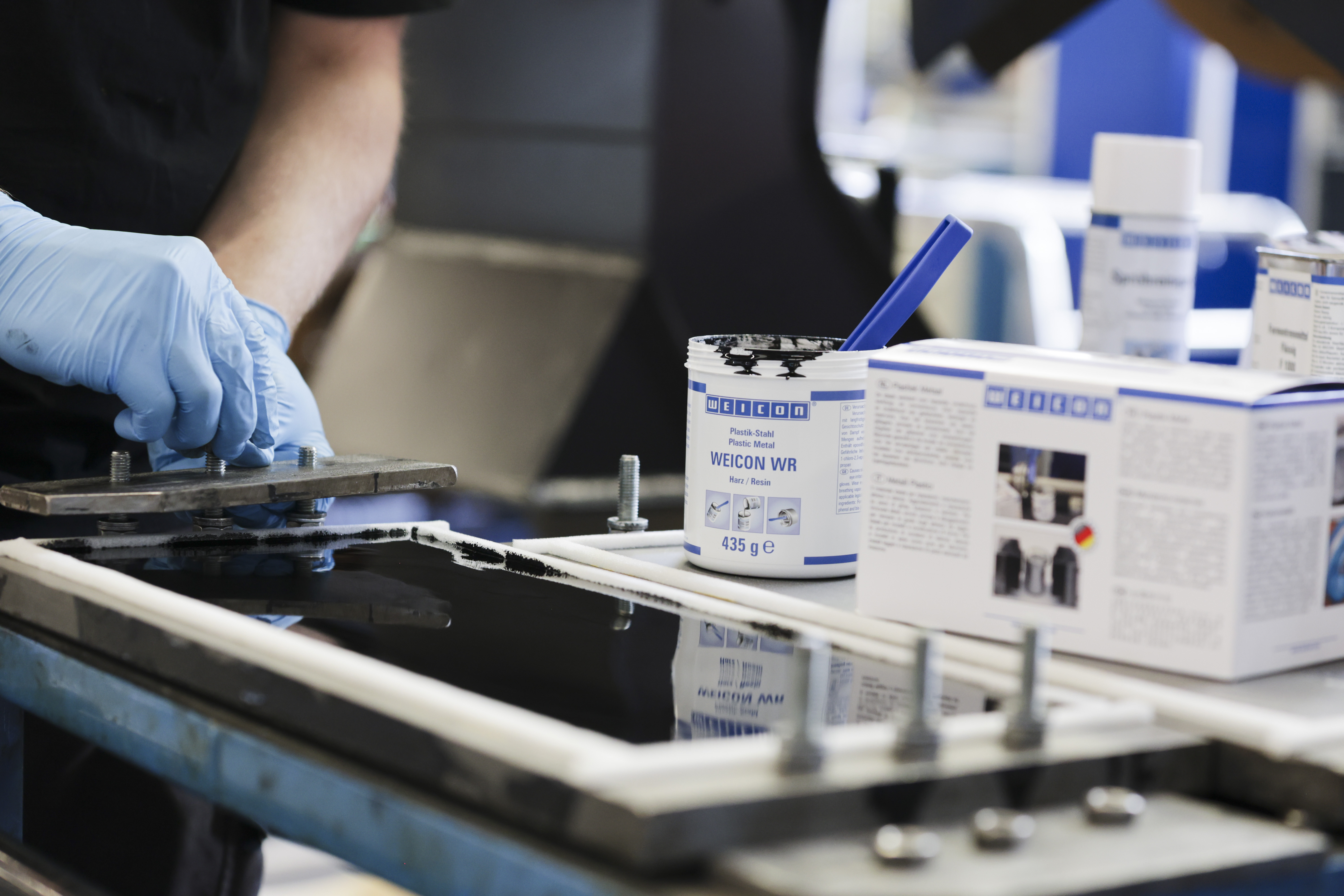 Plastic Metal WR | steel-filled liquid epoxy resin system for casting and gap compensation