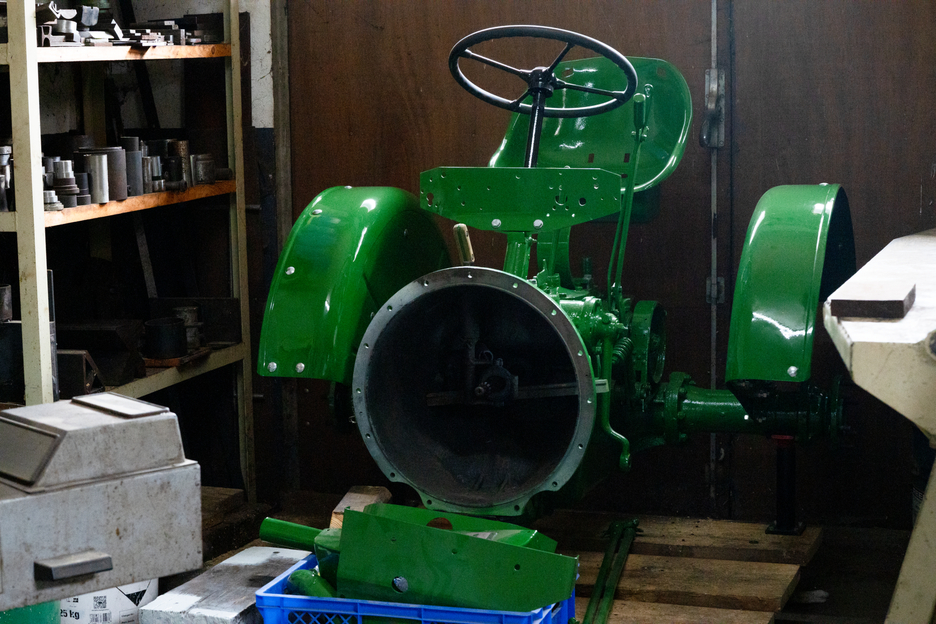 Plastic Metal HB 300 | high-temperature-resistant epoxy resin system for repairs and moulding