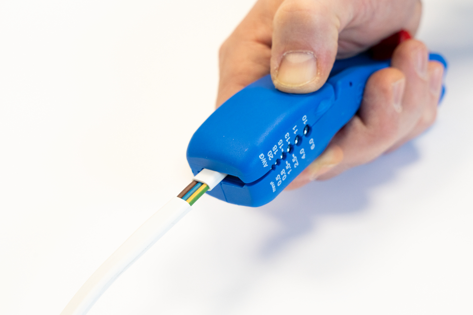 Flat and Round Cable Stripper | for all standard flat cables up to 18 mm wide and all standard round cables with a diameter of 6–13 mm
