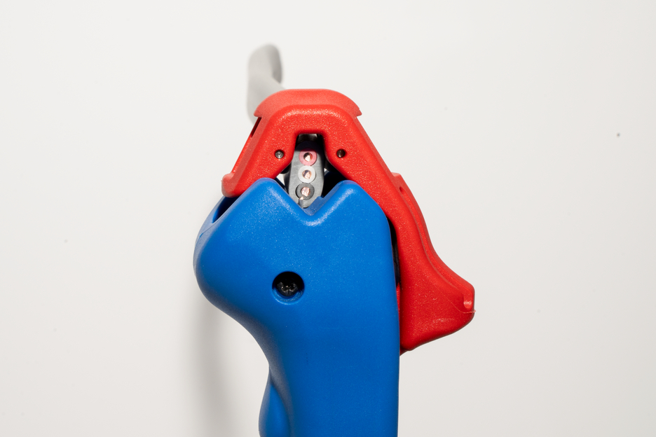 Flat and Round Cable Stripper | for all standard flat cables up to 18 mm wide and all standard round cables with a diameter of 6–13 mm
