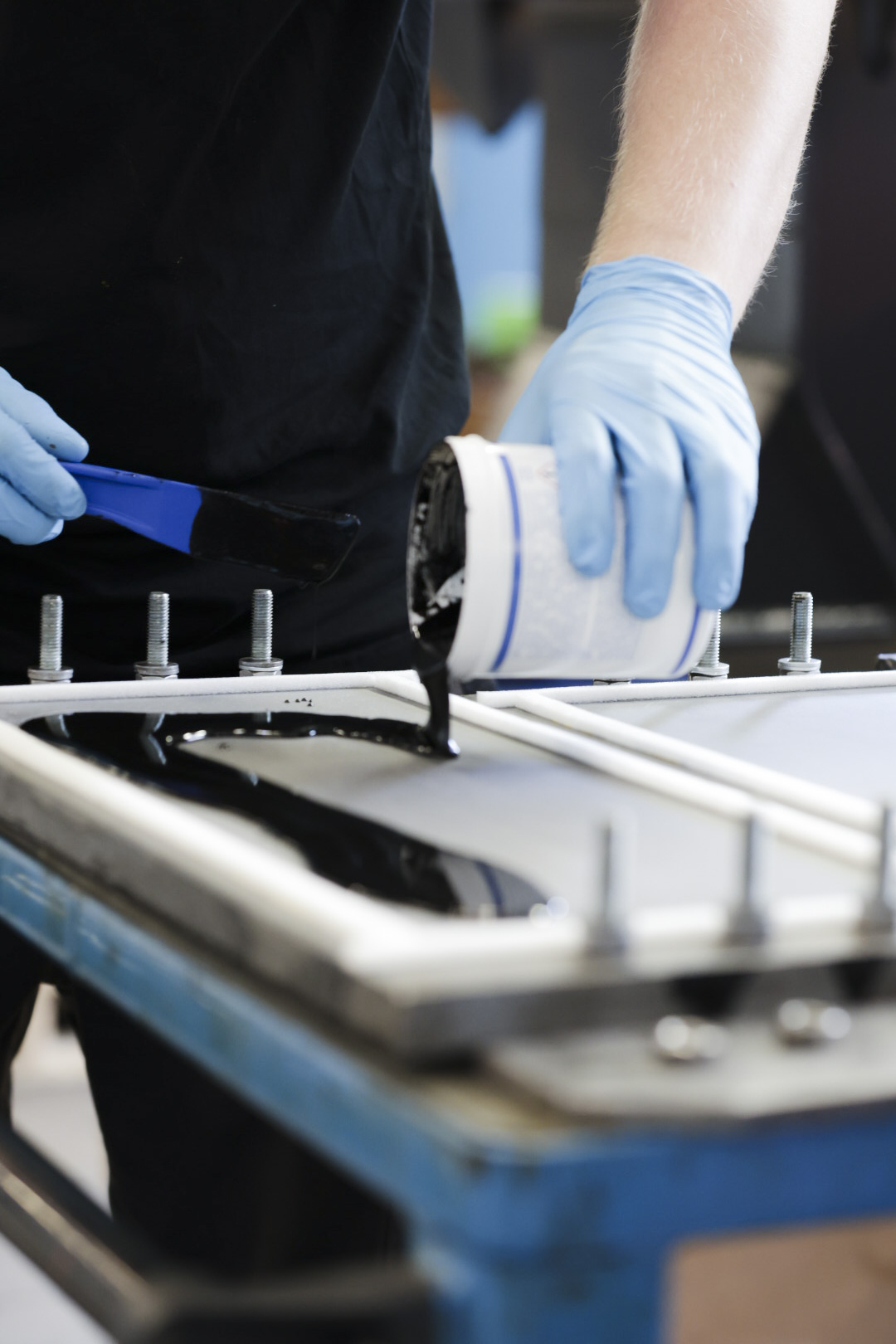 Plastic Metal WR | steel-filled liquid epoxy resin system for casting and gap compensation