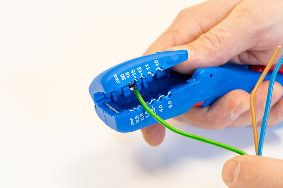 Flat and Round Cable Stripper | for all standard flat cables up to 18 mm wide and all standard round cables with a diameter of 6–13 mm