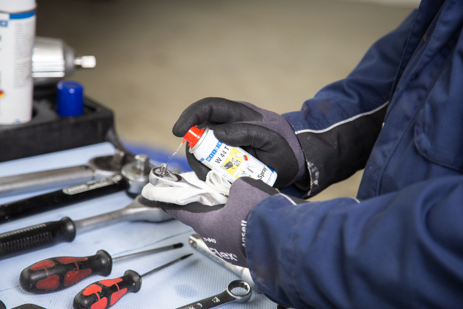 W 44 T® Multi-Spray | lubricating and multifunctional oil with 5-fold function