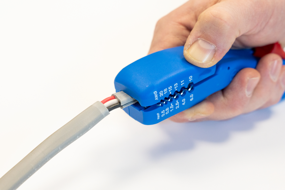 Flat and Round Cable Stripper | for all standard flat cables up to 18 mm wide and all standard round cables with a diameter of 6–13 mm