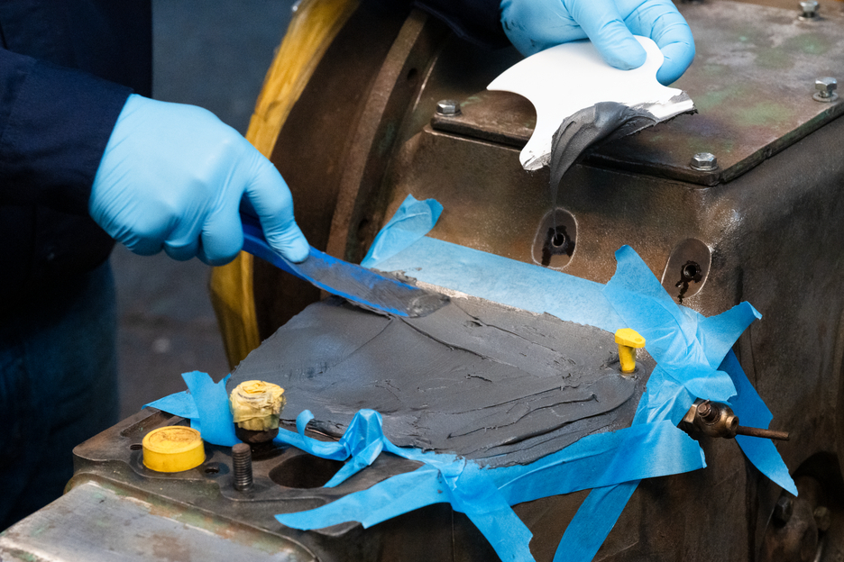Plastic Metal HB 300 | high-temperature-resistant epoxy resin system for repairs and moulding