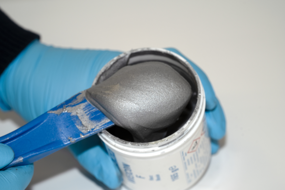 WEICON F | Système à base de résines époxy chargé d’aluminium pour la réparation et le moulage