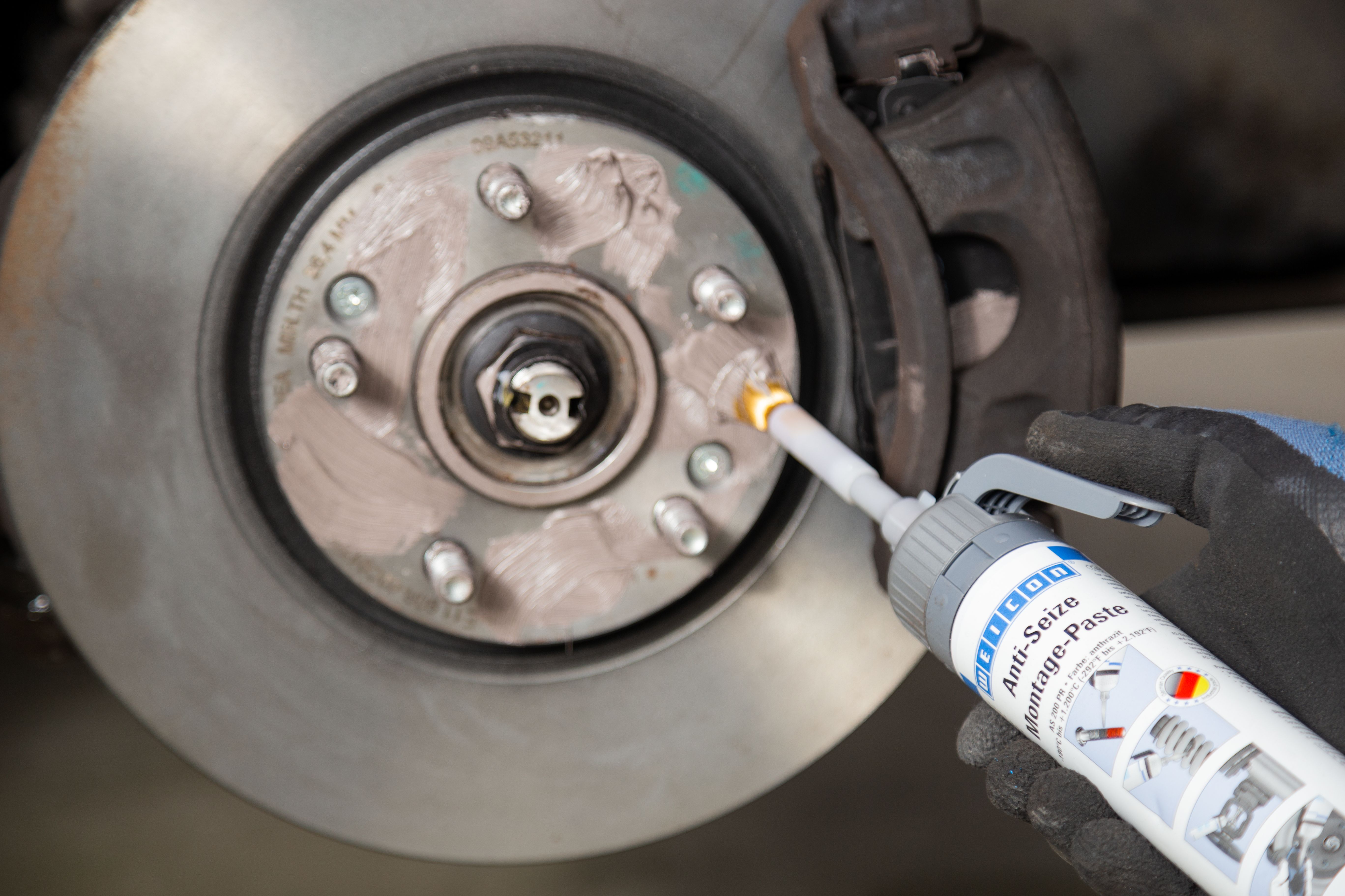 Anti-Seize Montagepaste wird auf eine Bremstrommel aufgetragen
