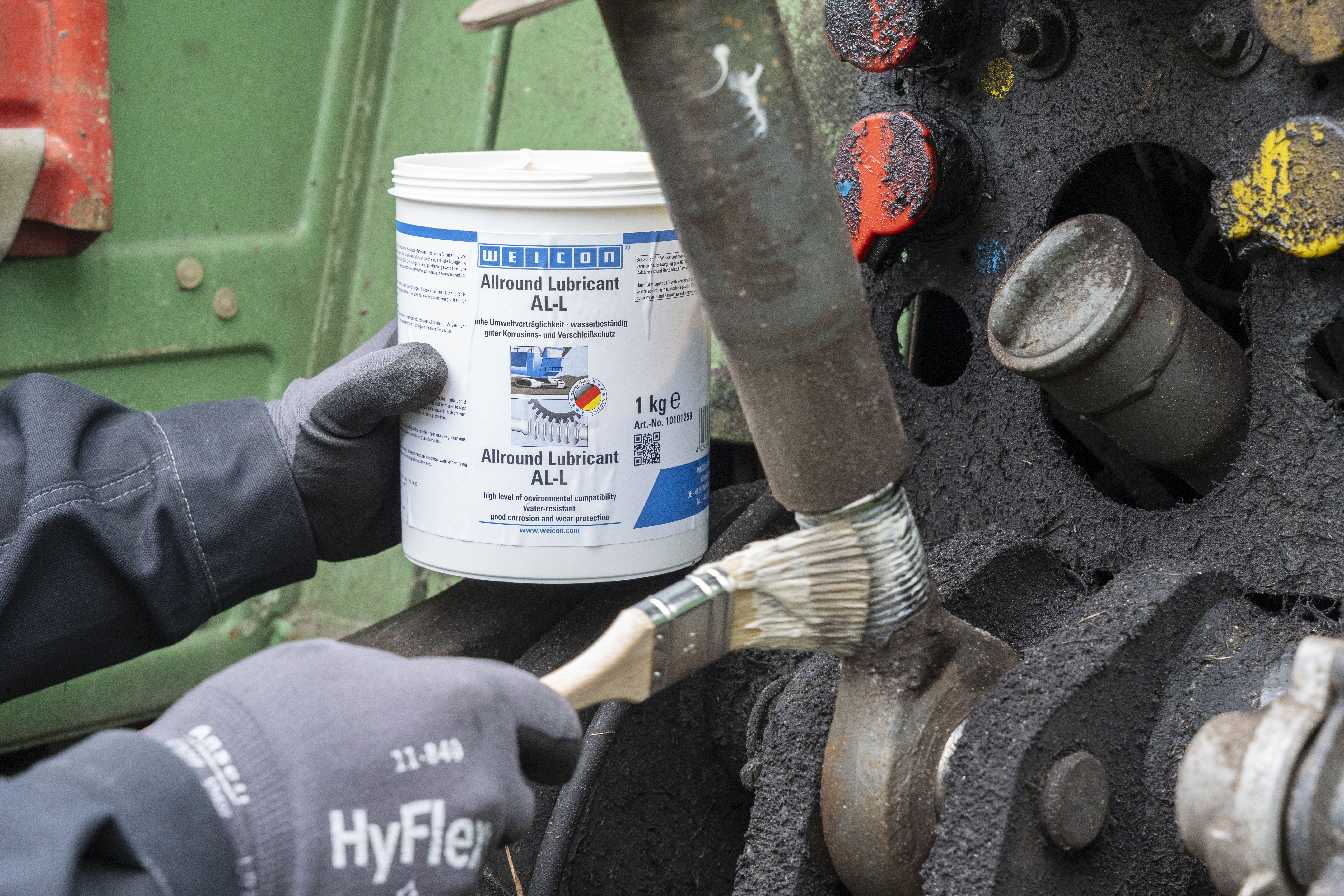 Schmierfett wird am Trecker aufgetragen