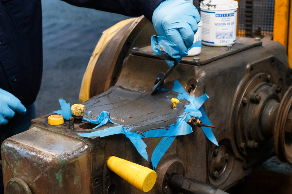 Plastic Metal HB 300 | high-temperature-resistant epoxy resin system for repairs and moulding