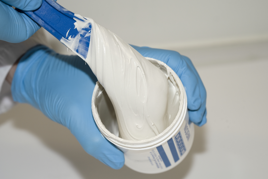 Plastic Metal UW | mineral-filled epoxy resin system for repairs and moulding on wet surfaces