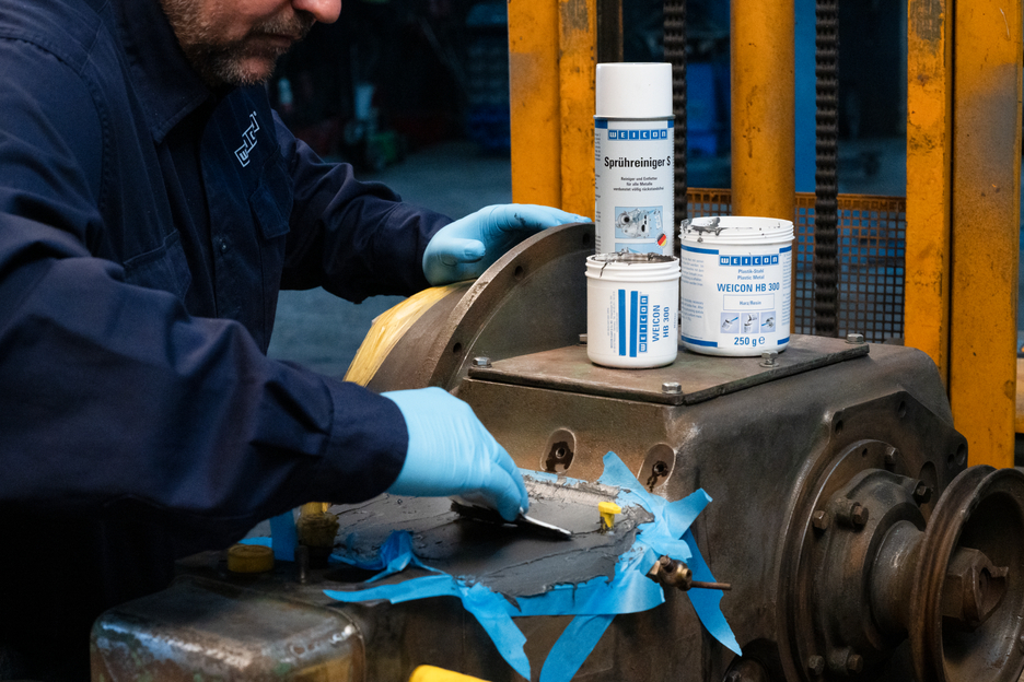Plastic Metal HB 300 | high-temperature-resistant epoxy resin system for repairs and moulding