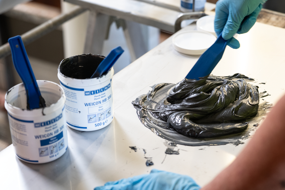 Plastic Metal HB 300 | high-temperature-resistant epoxy resin system for repairs and moulding