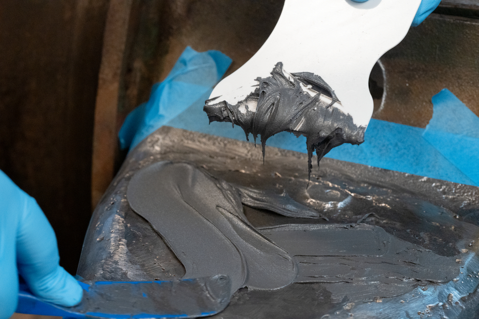 Plastic Metal HB 300 | high-temperature-resistant epoxy resin system for repairs and moulding