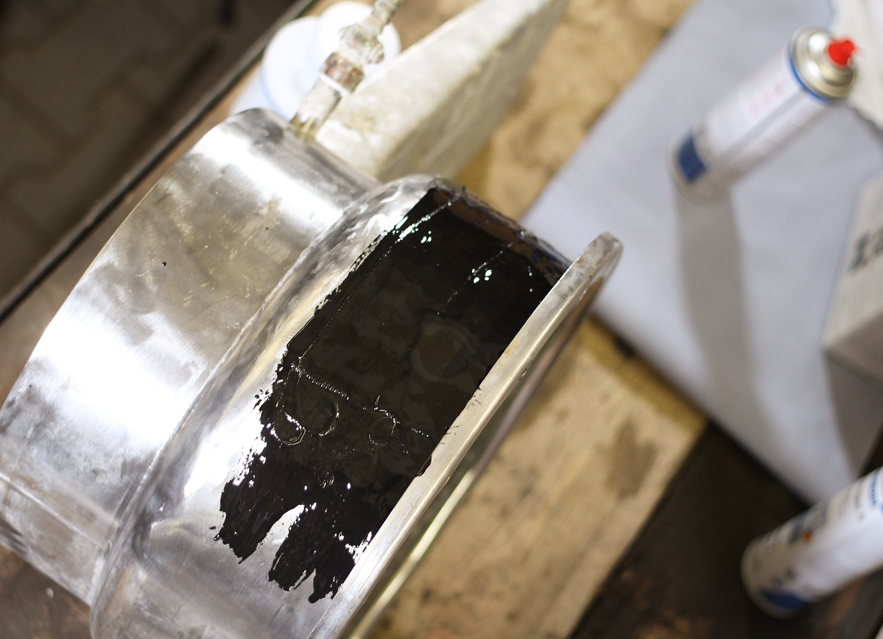 Plastic Metal WR | steel-filled liquid epoxy resin system for casting and gap compensation
