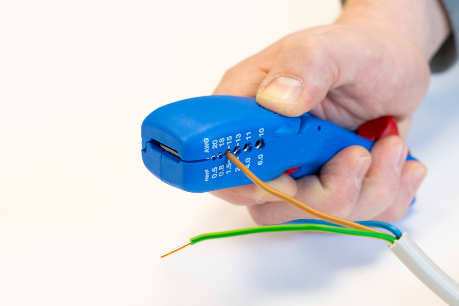 Flat and Round Cable Stripper | for all standard flat cables up to 18 mm wide and all standard round cables with a diameter of 6–13 mm
