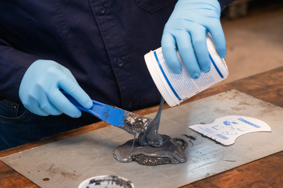 Plastic Metal HB 300 | high-temperature-resistant epoxy resin system for repairs and moulding