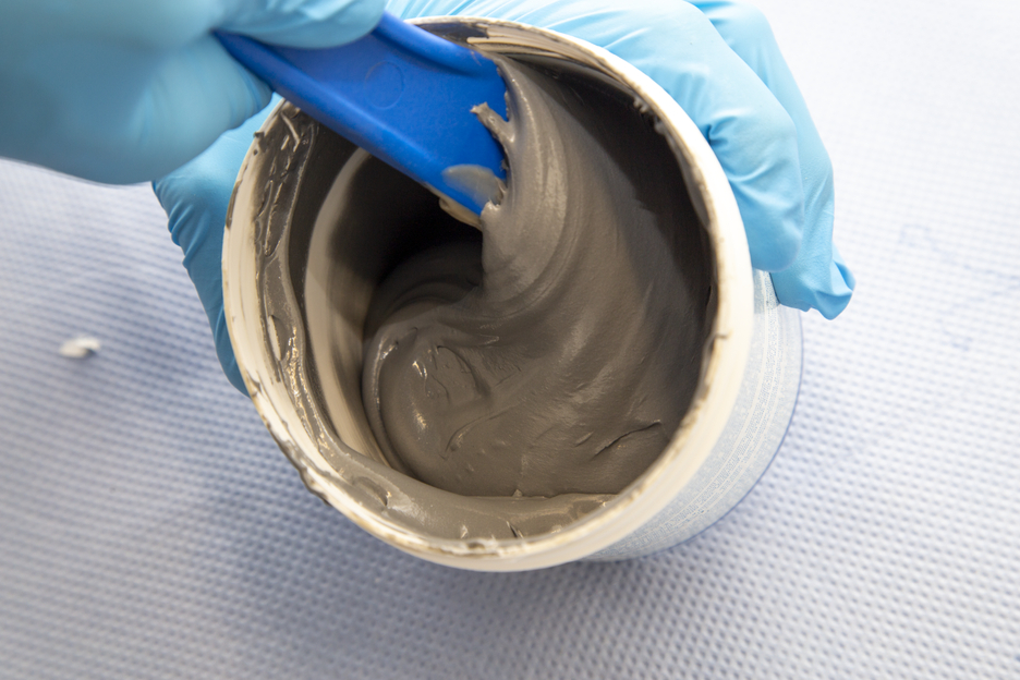 WEICON ST | système à base de résines époxy chargé de métal pour la réparation et le moulage