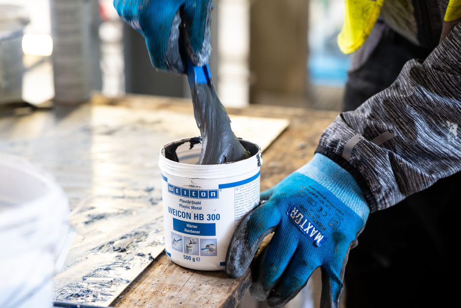 Plastic Metal HB 300 | high-temperature-resistant epoxy resin system for repairs and moulding