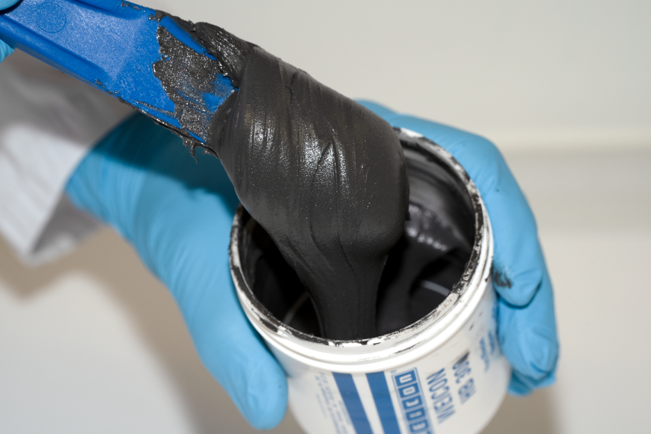 Plastic Metal HB 300 | high-temperature-resistant epoxy resin system for repairs and moulding