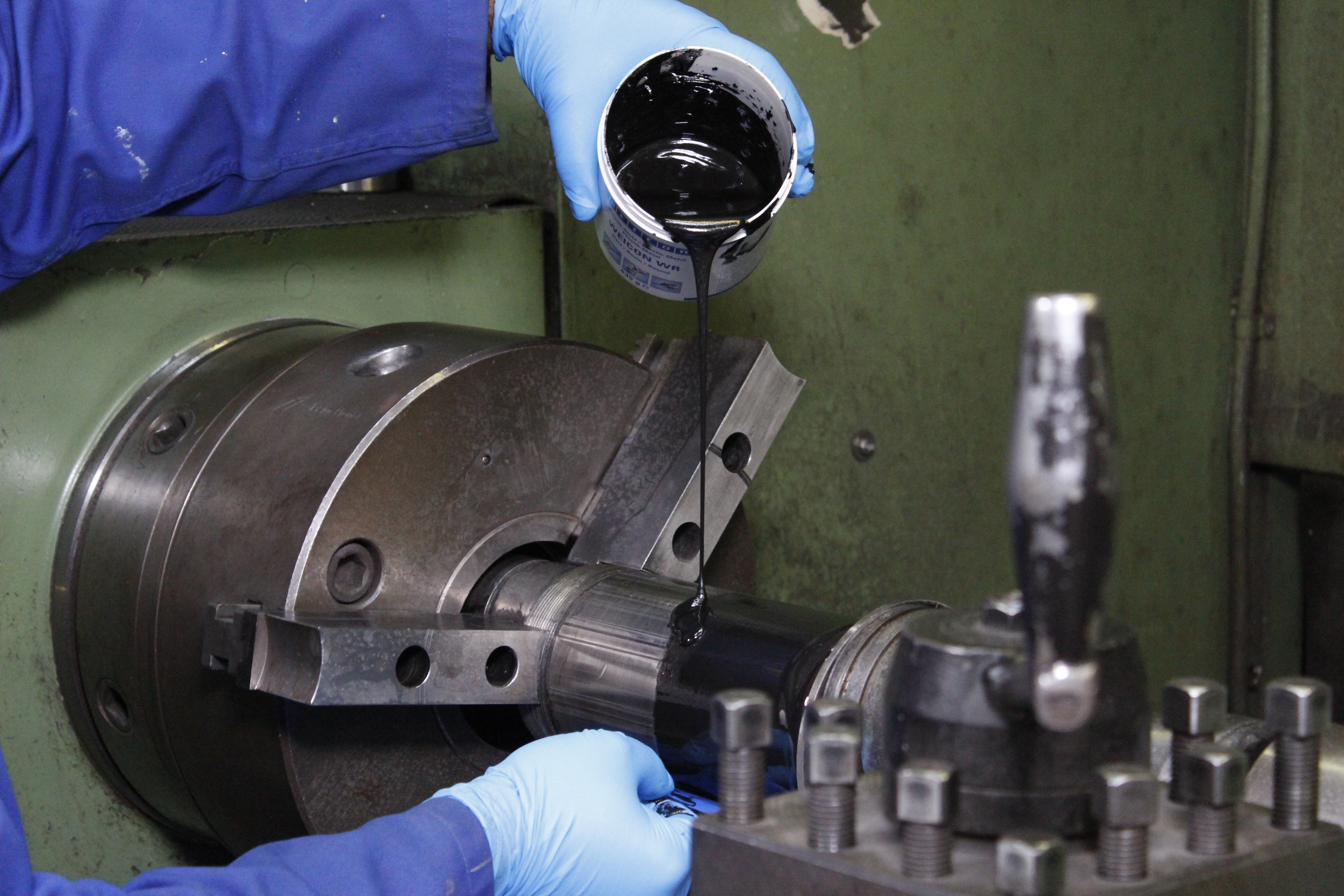 Plastic Metal WR | steel-filled liquid epoxy resin system for casting and gap compensation