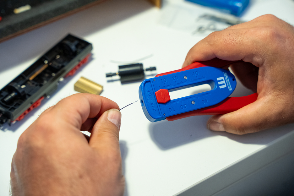 Precision Wire Stripper S | for thin conductors and wires, stripping range from 0,12 mm - 0,8 mm (36-20 AWG)