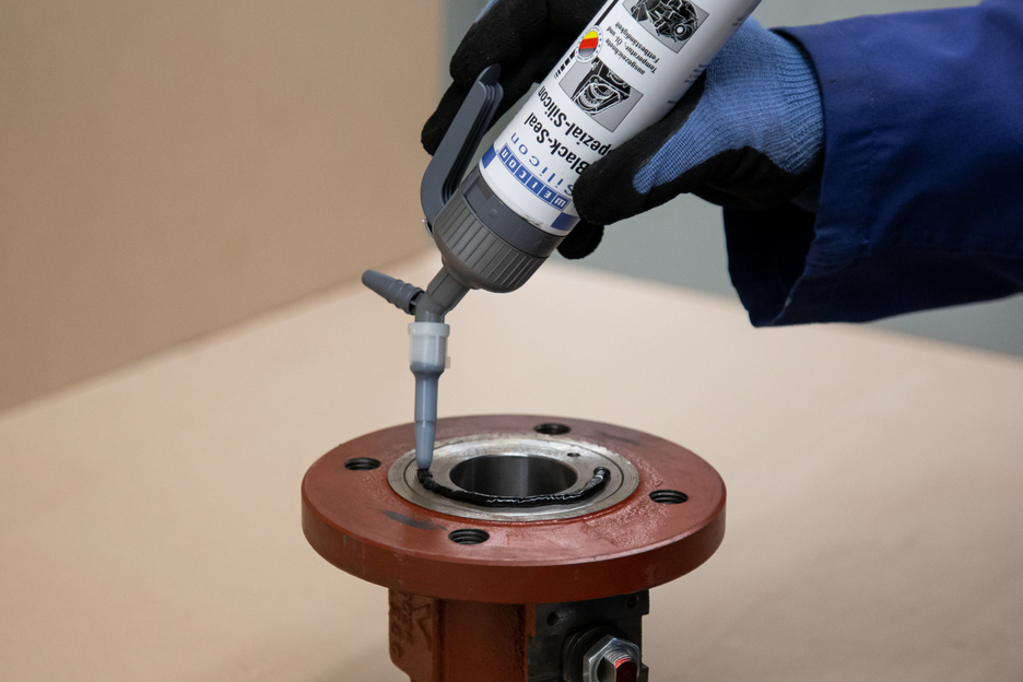 Black-Seal | permanently elastic sealant for oil- or grease-resistant areas