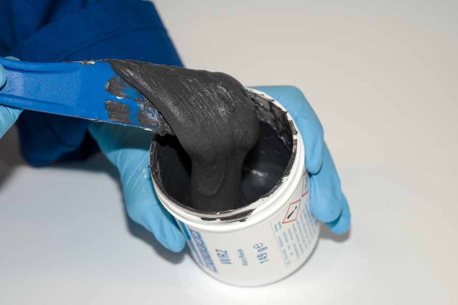 Plastic Metal WR2 | mineral-filled epoxy resin system for repairs and gap compensation