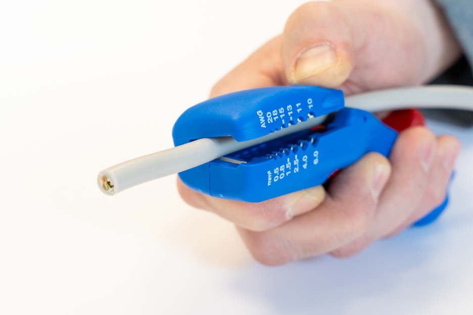 Flat and Round Cable Stripper | for all standard flat cables up to 18 mm wide and all standard round cables with a diameter of 6–13 mm