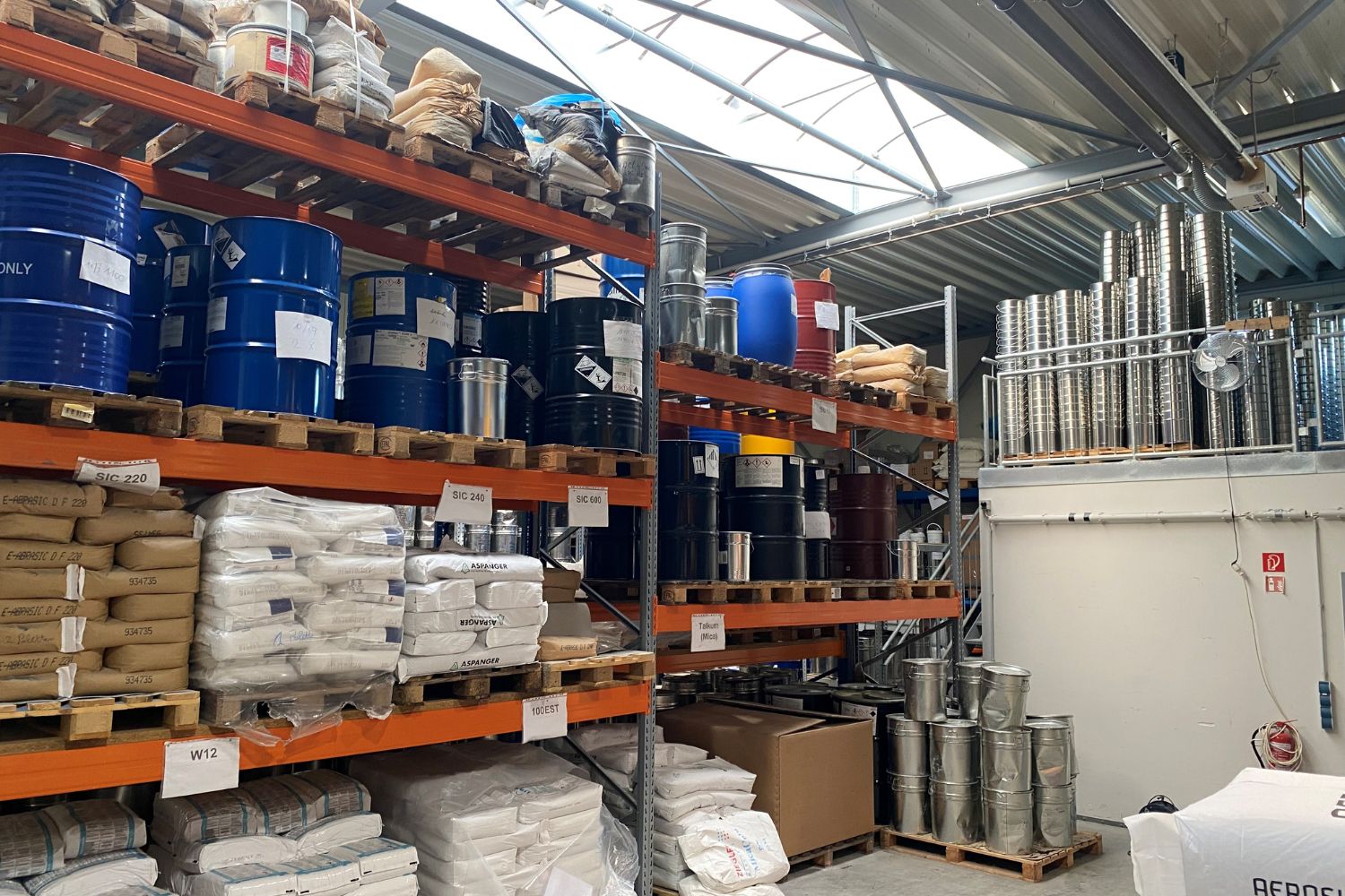 Entrepôt de grands bidons