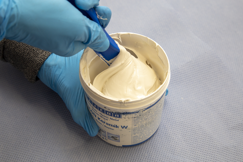 Plastic Metal Ceramic W | mineral-filled epoxy resin system for wear protection coating