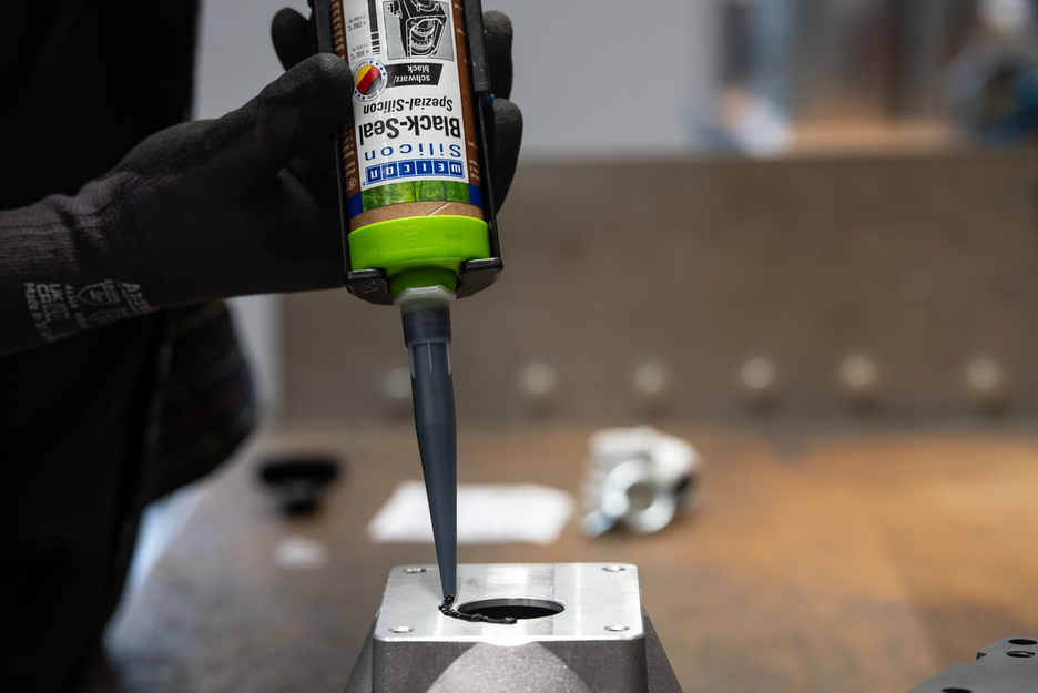 Black-Seal | permanently elastic sealant for oil- or grease-resistant areas