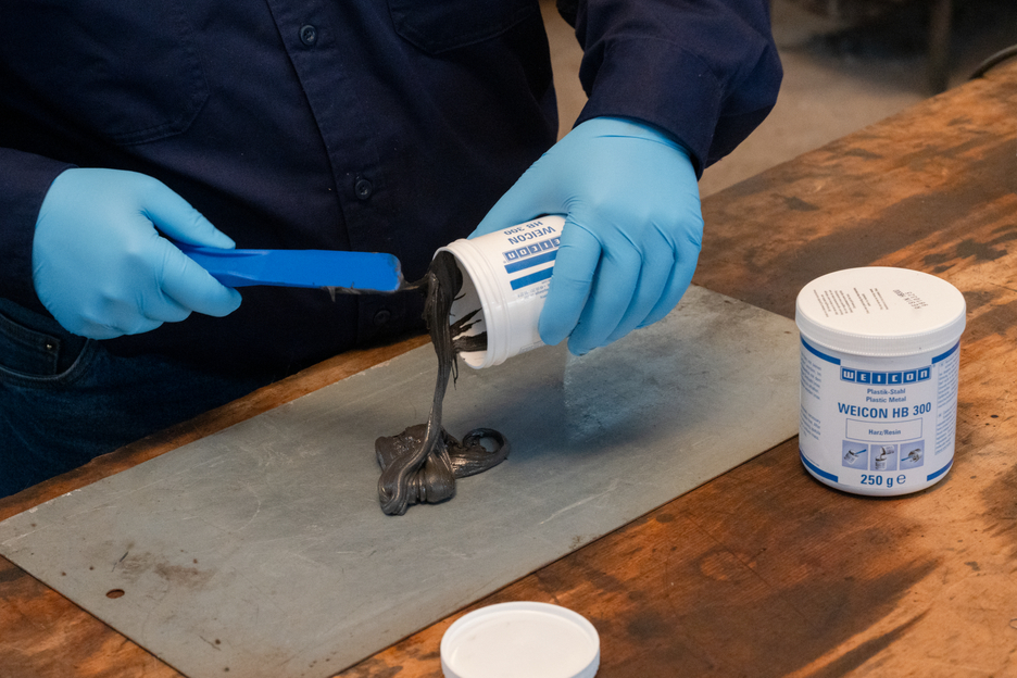 Plastic Metal HB 300 | high-temperature-resistant epoxy resin system for repairs and moulding