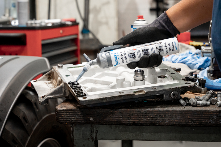 Black-Seal | permanently elastic sealant for oil- or grease-resistant areas