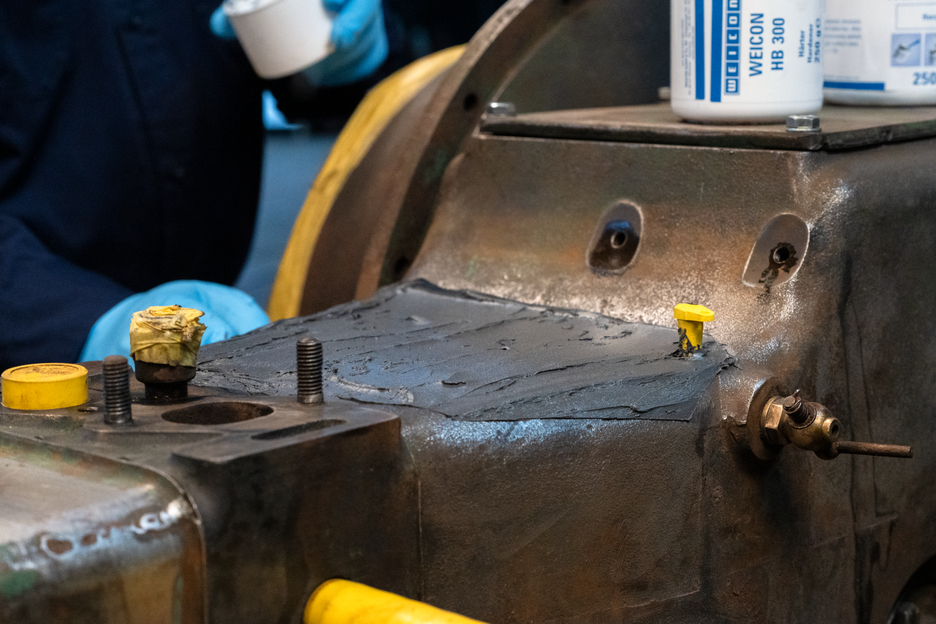Plastic Metal HB 300 | high-temperature-resistant epoxy resin system for repairs and moulding