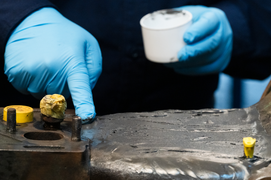 Plastic Metal HB 300 | high-temperature-resistant epoxy resin system for repairs and moulding