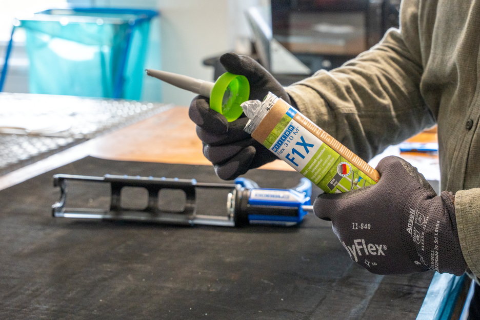 WEICON Green Tube Flex 310 M F1X | MS polymer-based adhesive and sealant with very high initial adhesion, temperature-resistant up to 180°C