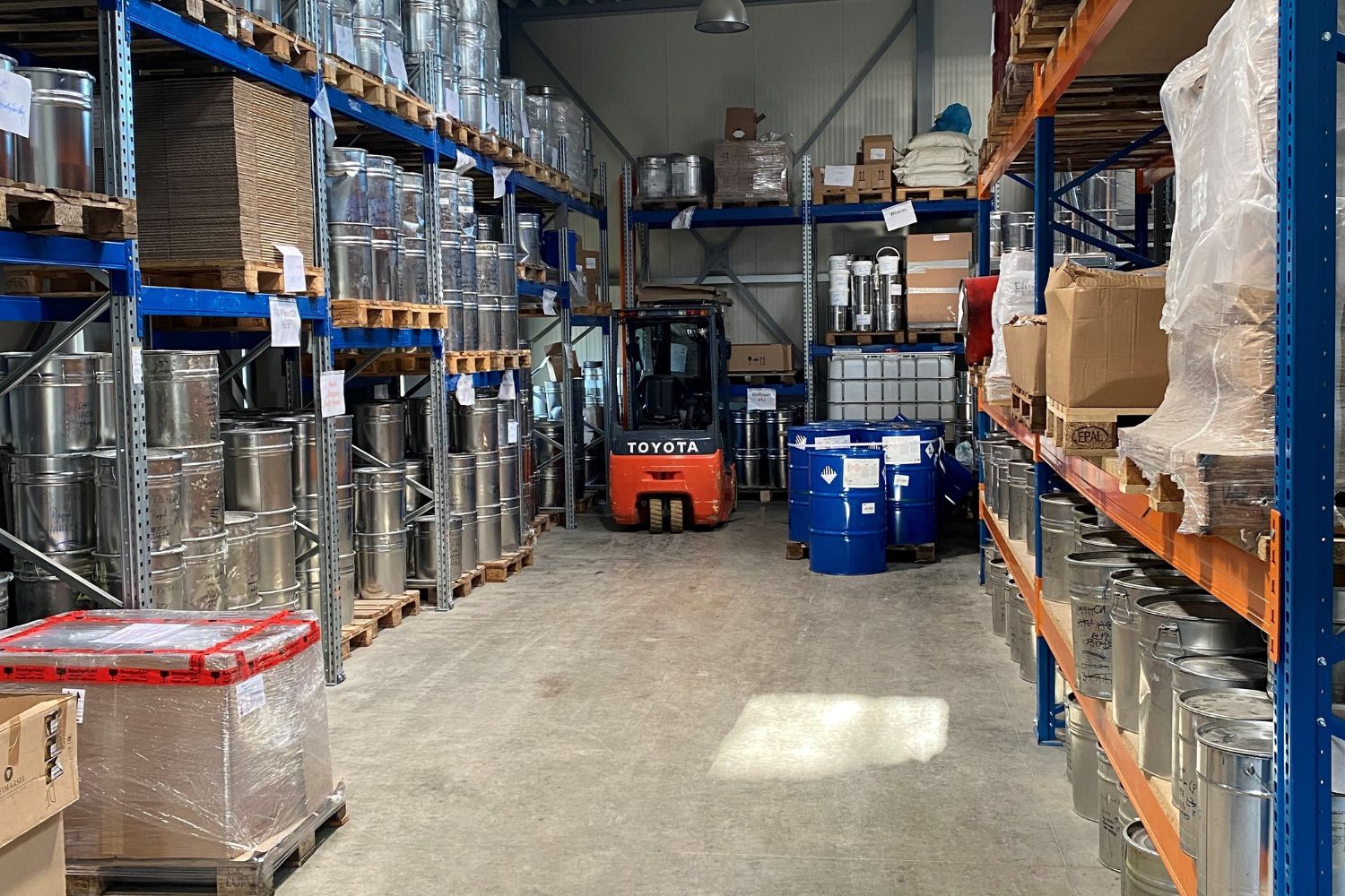 Entrepôt de grands bidons